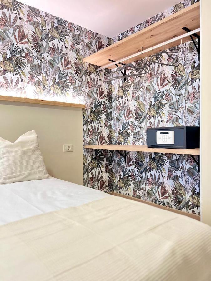 Hostal La Poetisa - Auto Check-In Culleredo Dış mekan fotoğraf