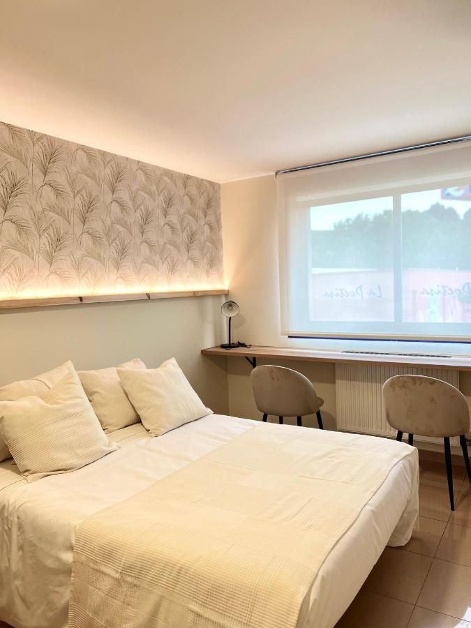 Hostal La Poetisa - Auto Check-In Culleredo Dış mekan fotoğraf