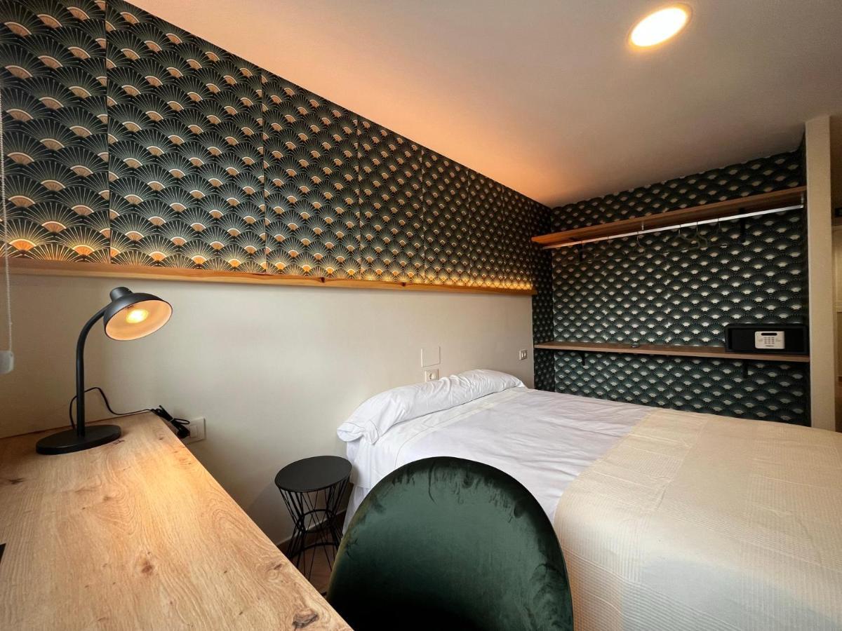 Hostal La Poetisa - Auto Check-In Culleredo Dış mekan fotoğraf
