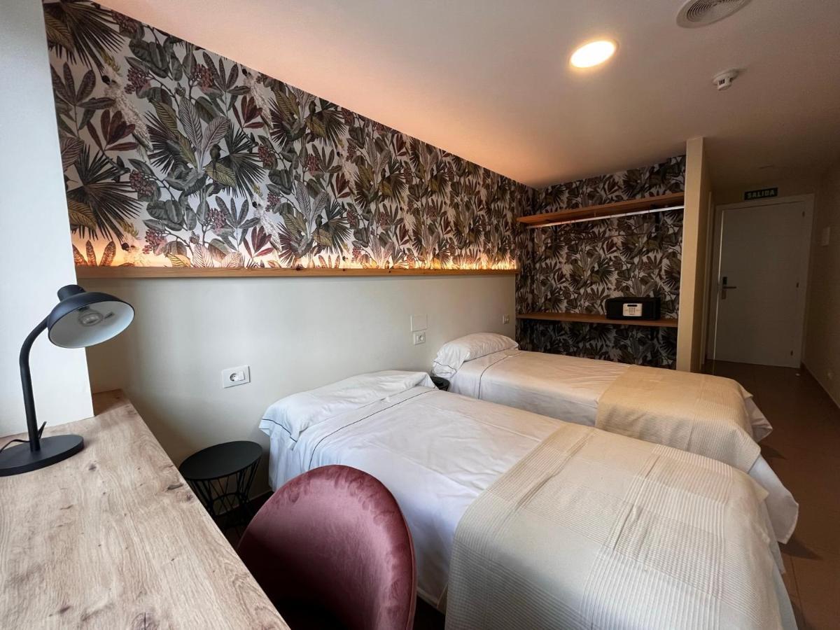 Hostal La Poetisa - Auto Check-In Culleredo Dış mekan fotoğraf