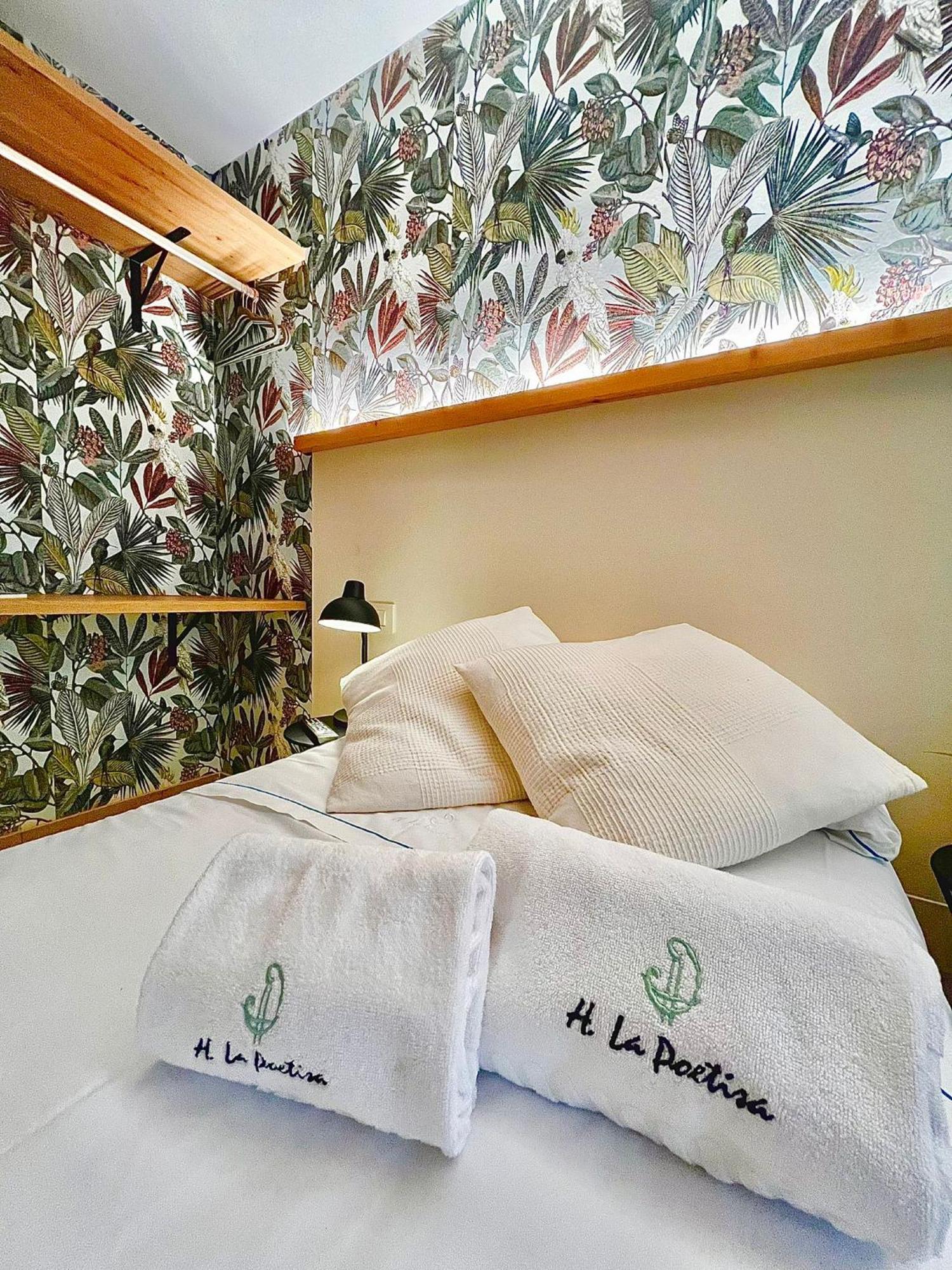Hostal La Poetisa - Auto Check-In Culleredo Dış mekan fotoğraf